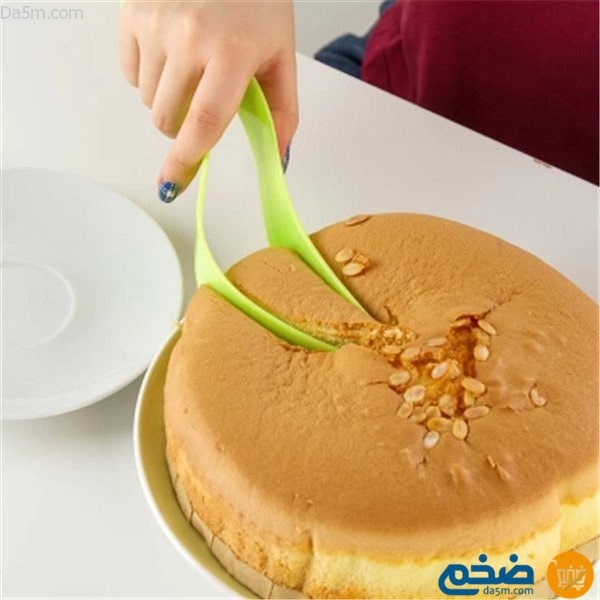 Plastic cake and pie cutter