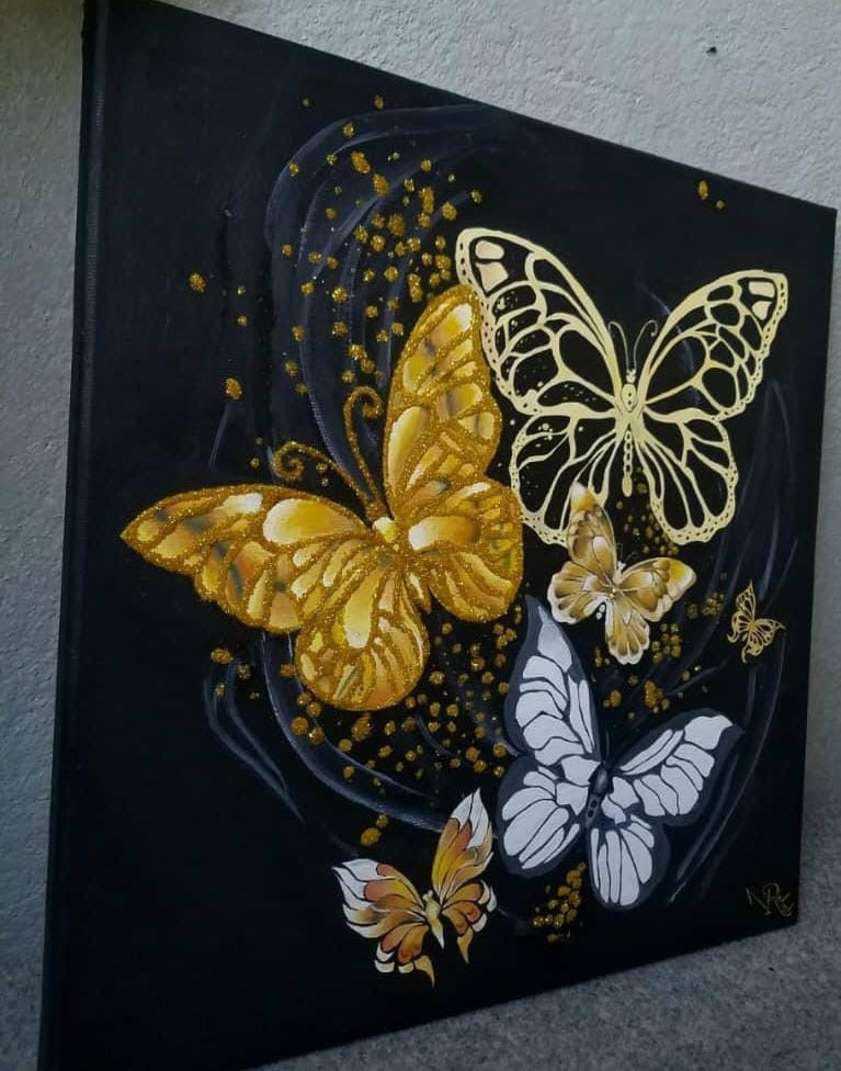 لوحة الفراشة الذهبية