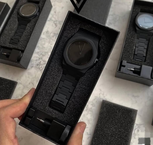 ⌚ساعة يد كلاسيكية أنيقة باللون الأسود ⌚الاصلي معا الباكت وجهاز تصغير السلس