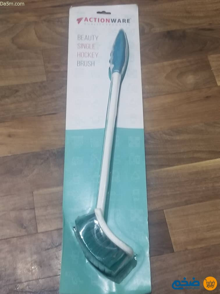 Curved foot toilet brush